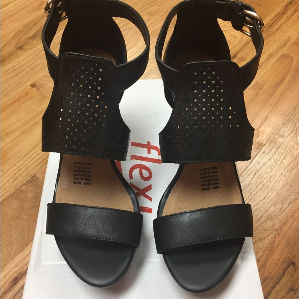NIB Flexi Black Leather Sandals Size 8.5